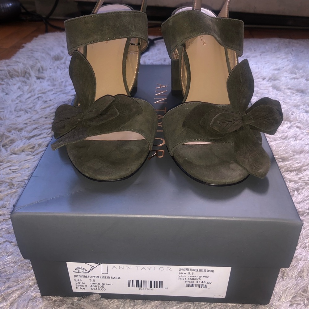 NEW ANN TAYLOR BLOCK HEELED FLOWER SANDALS